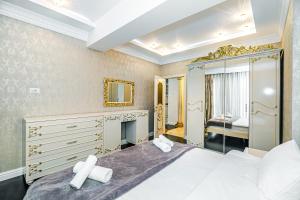 巴库Park Azure Deluxe Apartment By Baku Housing的一间卧室配有一张大床和镜子