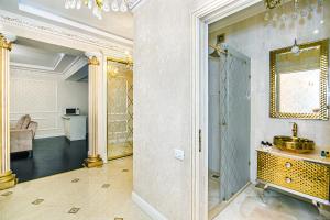 巴库Park Azure Deluxe Apartment By Baku Housing的一间带水槽和镜子的浴室