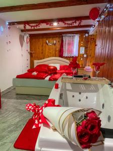 科雷尼察Holiday Home La Sierra的一间卧室配有两张带红色枕头的床