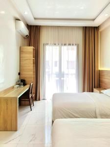 卡萨布兰卡orientalhotel东方酒店的酒店客房配有两张床和一张书桌