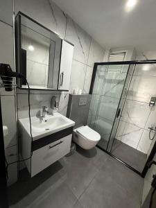 梅尔辛Loca Marin的浴室配有卫生间、盥洗盆和淋浴。