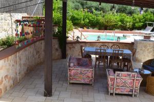 洛科罗通多trulli Annina的一个带桌椅的庭院和一个游泳池