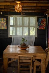 PastalesCabaña Eco amigable en medio de la montaña.的窗户客房内的木桌