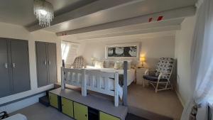 PanoramaVergenoegd的一间卧室配有一张床、一张桌子和一把椅子