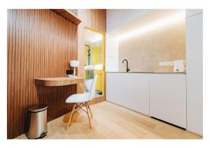 新加坡Serenity Suite的一个带柜台和椅子的厨房