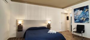 卡尔塔尼塞塔Giovita Room and Suite Centro Sicilia的一间卧室配有蓝色的床和一张黑椅