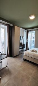 卡尔塔尼塞塔Giovita Room and Suite Centro Sicilia的一间卧室配有一张床、一把椅子和窗户。