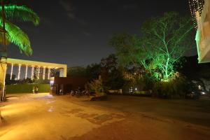 孟买Quaint Suites Hotel & Banquet的一座晚上有灯的建筑