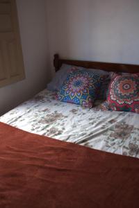 伦索伊斯MangaMel Hostel的卧室内的一张带两个枕头的床