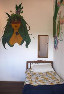 伦索伊斯MangaMel Hostel的一间卧室配有一张壁画床