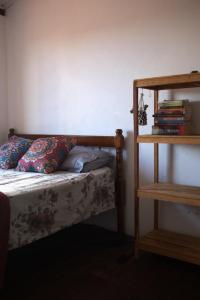伦索伊斯MangaMel Hostel的一间卧室配有床和书架