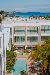 圣埃乌拉利亚Nativo Hotel Ibiza的享有带游泳池的建筑的空中景致