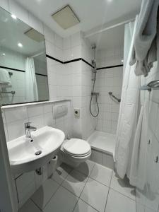 杜塞尔多夫Hotel Monopol City Centre的白色的浴室设有卫生间和水槽。