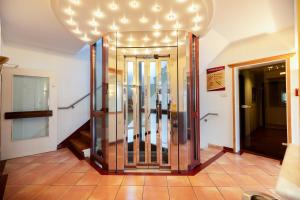 不莱梅Novum Hotel Garden Bremen - Apartments的走廊上的大楼里的玻璃电梯