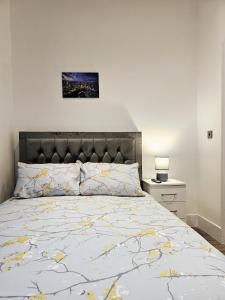 伦敦WOODGRANGE NEST的一间卧室配有一张大床和一张大床