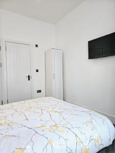 伦敦WOODGRANGE NEST的一间白色的房间,房间内设有一张大床