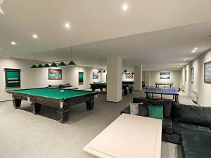 库巴Arena Apartments & Villas Guba的客厅配有台球桌和沙发