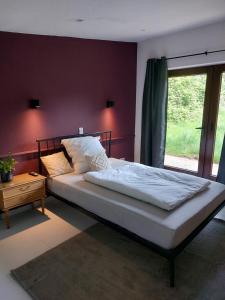 杜塞尔多夫Gut Hansenhof的一间卧室设有一张床和一个窗口