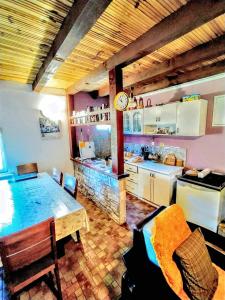 赫尔采格诺维3 bedrooms chalet with enclosed garden and wifi at Herceg Novi 2 km away from the slopes的厨房以及带桌子和柜台的用餐室。