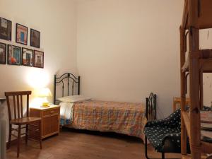 Castellana SiculaCasa Vacanze TwentyMiles的一间卧室配有一张床、一把椅子和一张桌子