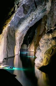Cừ LạcPhong Nha Backpacker Hostel的夜间在水中划船的洞穴