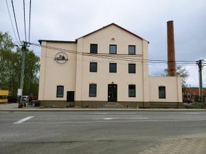 Spišská BeláPalenčareň - Old Destilery的街道拐角处的白色大建筑