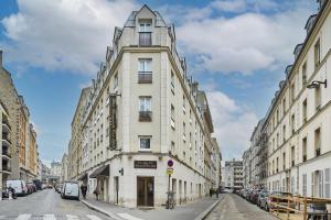 巴黎堡格林内尔埃菲尔铁塔酒店的一条城市街道上高大的白色建筑