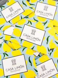 阿尔豪林格朗德Casa Limon, boutique Bed and Breakfast, Andalucia的一组黄柠檬卡西亚林肯标签