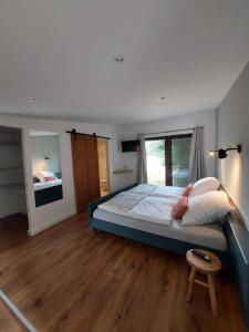杜塞尔多夫Gut Hansenhof的一间卧室设有一张大床和一个窗户。