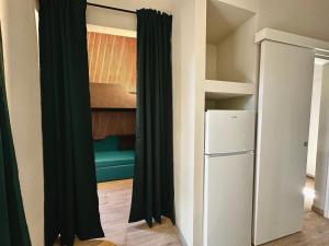 利沃诺米拉马尔酒店的客房配有双层床和冰箱。