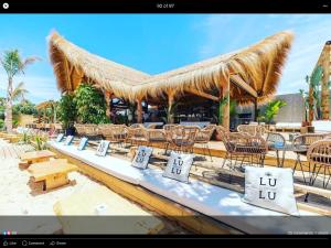 哈维亚Casita in Javea with garden and pool - dog friendly!的海滩上带桌椅的酒吧