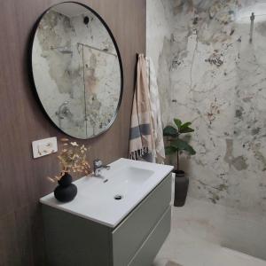 BagnaiaSUITE ELEVEN ISOLA D'ELBA的一间带水槽和镜子的浴室