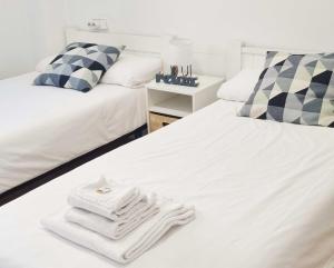 索里亚Arboleda Centro的一间设有两张床的房间,上面有白色的毛巾