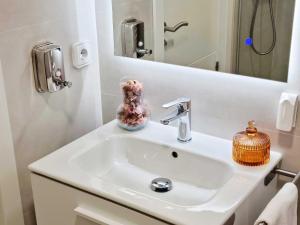 索里亚Arboleda Centro的浴室设有白色水槽和镜子