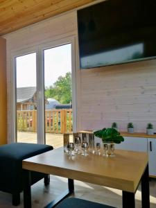 Wapnicasunset cabin on the beach的客厅里一张带玻璃杯的木桌