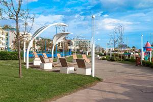 里乔内Hotel Avana的公园里一排长椅,公园里设有游乐场