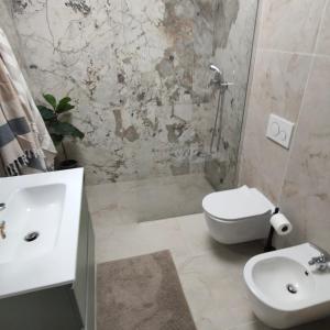 BagnaiaSUITE ELEVEN ISOLA D'ELBA的浴室配有白色卫生间和盥洗盆。