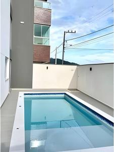 纳韦甘蒂斯AP Lindo, novo no Gravatá/Beto Carreiro 5min的建筑物屋顶上的游泳池
