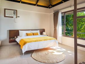 爱妮岛Perch El Nido's Seaview Villas Marimegmeg Beach的一间卧室设有一张床和一个大窗户