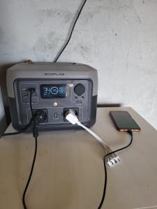 苏佩塔尔Camping Brizi的电子设备坐在桌子上