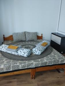 比亚拉Guest House Kami的一张床上的枕头