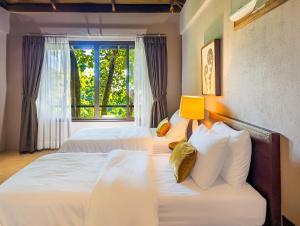 爱妮岛Perch El Nido's Seaview Villas Marimegmeg Beach的带窗户的客房内的两张床