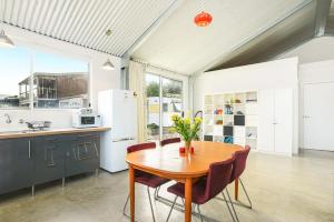 Goolwa NorthPelican Cottage - Pet Friendly - Wifi的厨房配有木桌和椅子