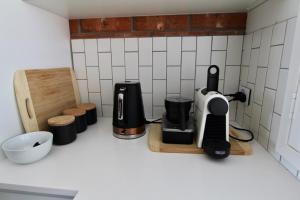 埃利奥特港Southern Sands' Beachfront Apartment的厨房柜台配有咖啡壶和其他电器