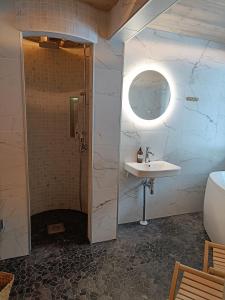 罗瓦涅米Lapland Hygge的带淋浴和盥洗盆的浴室
