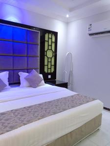 吉赞Aldar Hotel的一间卧室设有一张大床和一个窗户。