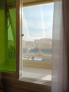 吉赞Aldar Hotel的享有泳池景致的窗户