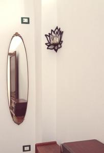 莫尔恰诺迪莱乌卡Margy House的墙上的镜子,带水槽和镜子