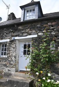 CaurelCaurel Cottage的石屋,有白色的门和窗户