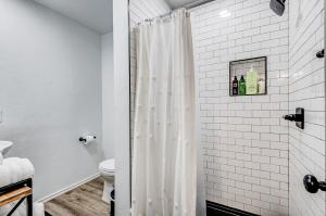 斯蒂尔沃特Charming Getaway in Stillwater的浴室设有白色的淋浴帘和卫生间